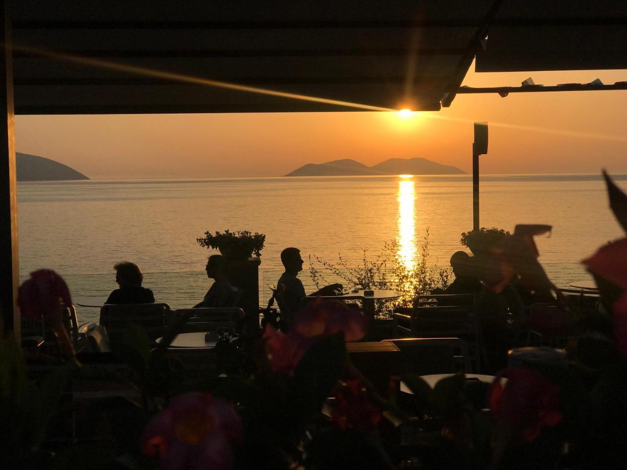 Hotel Miramare Vlorë Buitenkant foto
